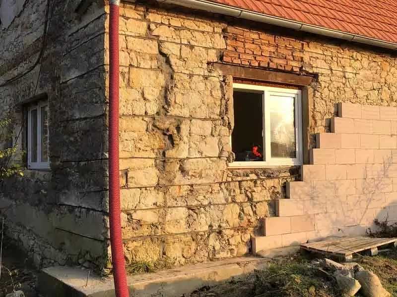 Скріплення відходящих або конструктивно різних елементів будівлі